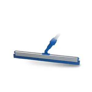 Rodo Plastificado 30cm Puxa e Seca Caiçara com cabo de 1,20m, em um banheiro limpo, destacando sua praticidade e eficiência. | Elite M4