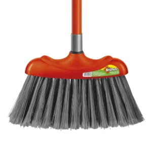 Vassoura Multiuso Brilhus Bettanin com cabo, com suas cerdas em um piso, pronta para uso em um ambiente limpo e organizado. Elite M4
