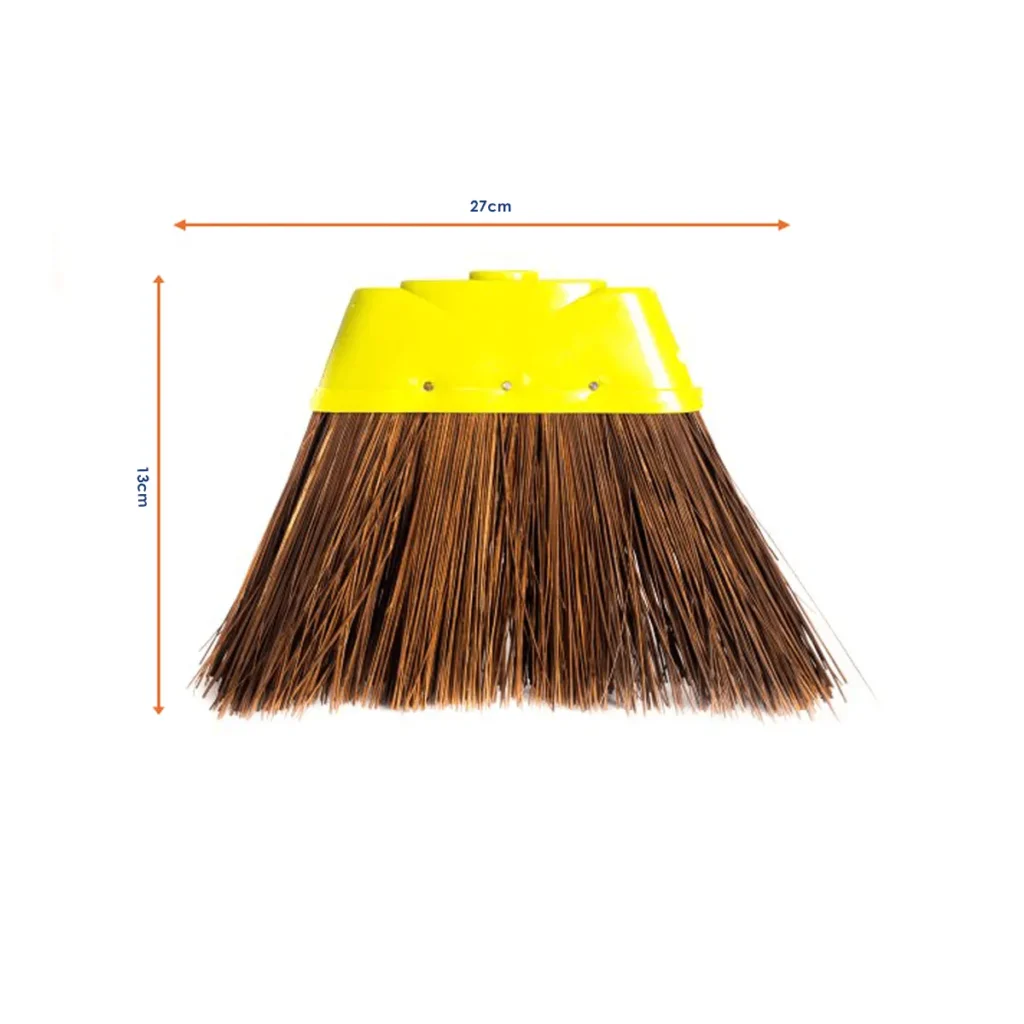 Vassoura Piaçava Caiçara Capa Plug N° 4 sem cabo, com suas cerdas robustas de piaçava e o sistema de encaixe em destaque, pronta para varrer uma área externa. Elite M4