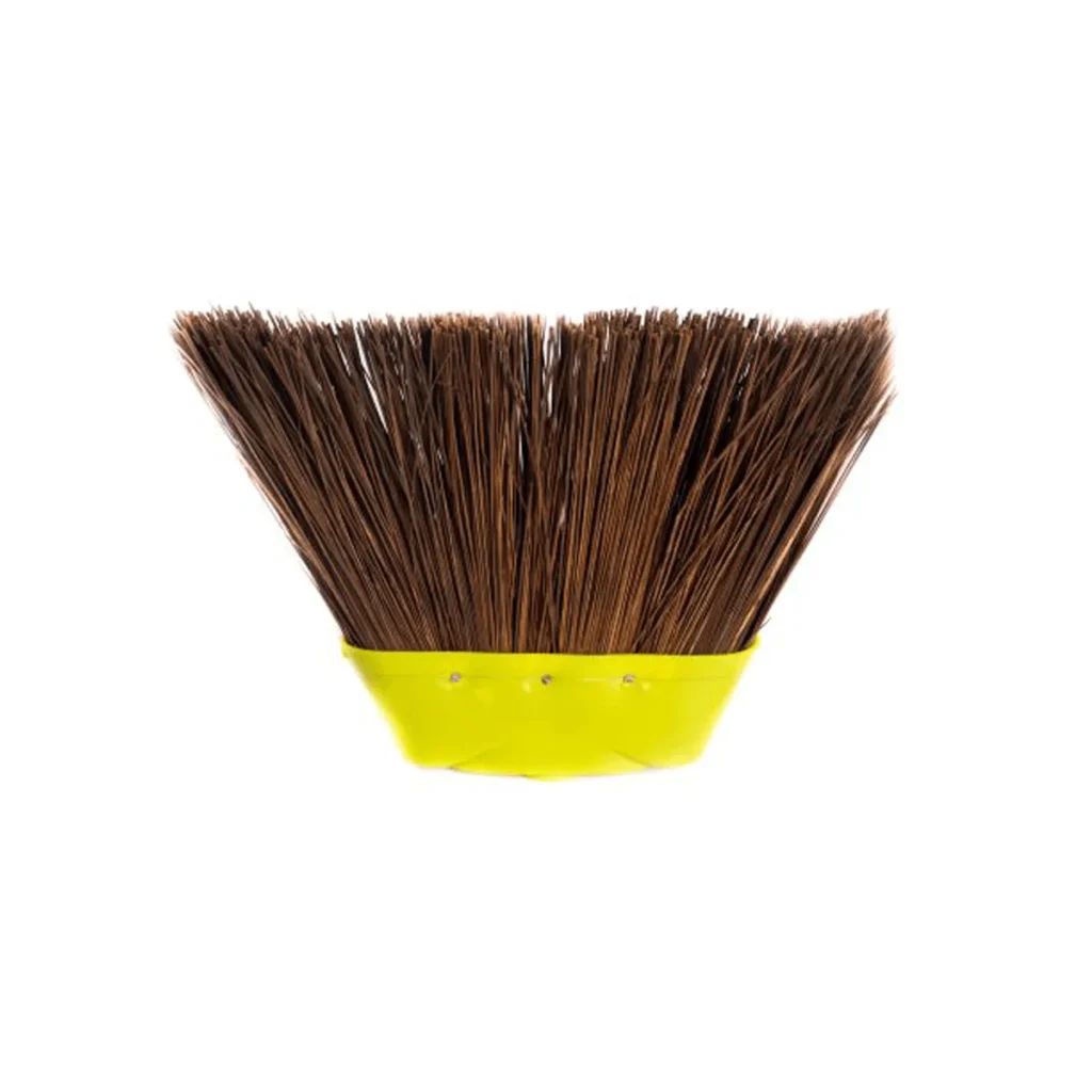Vassoura Piaçava Caiçara Capa Plug N° 4 sem cabo, com suas cerdas robustas de piaçava e o sistema de encaixe em destaque, pronta para varrer uma área externa. Elite M4